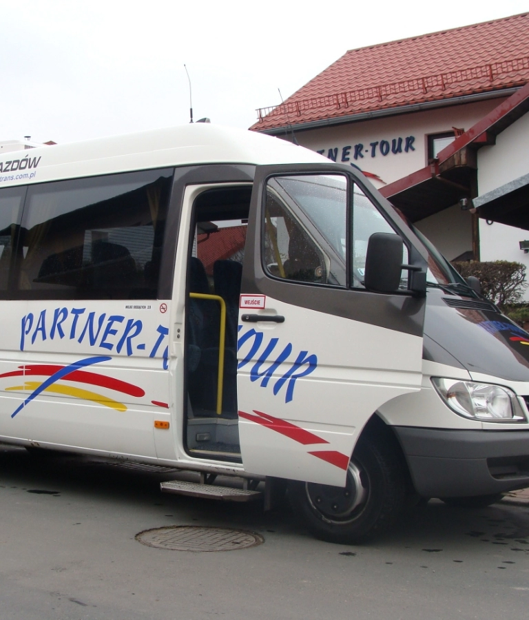 Mercedes Sprinter w białym kolorze