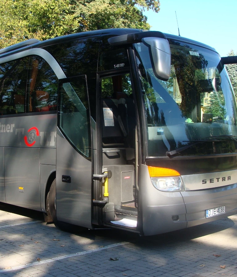 Autokar Setra 411HD w szarym kolorze